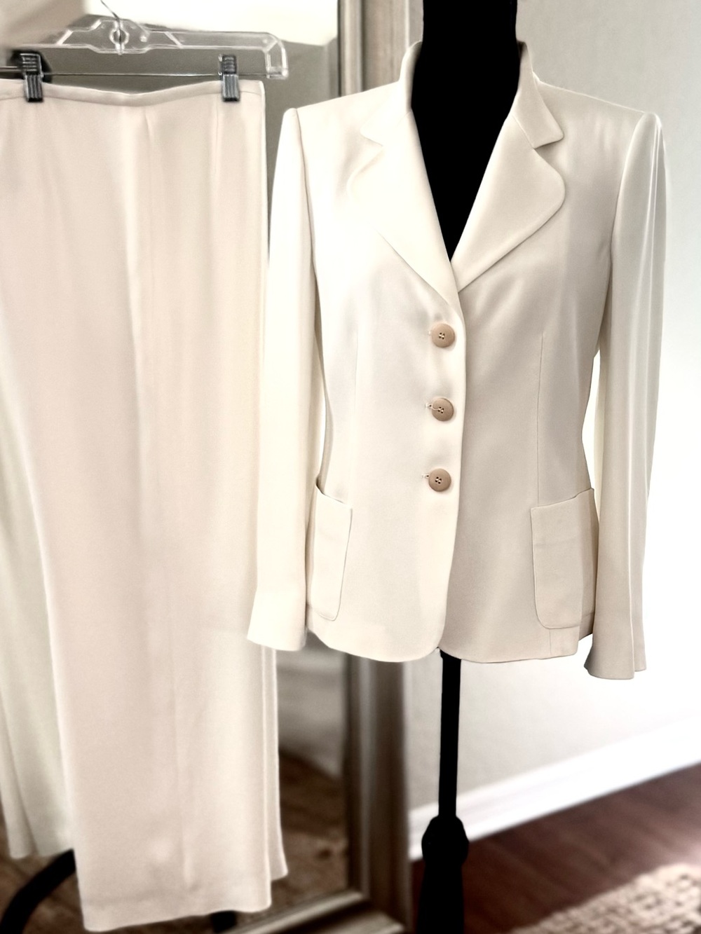 Armani Italian Like New Suit Classic Ivory Luxury Stunning originally $800